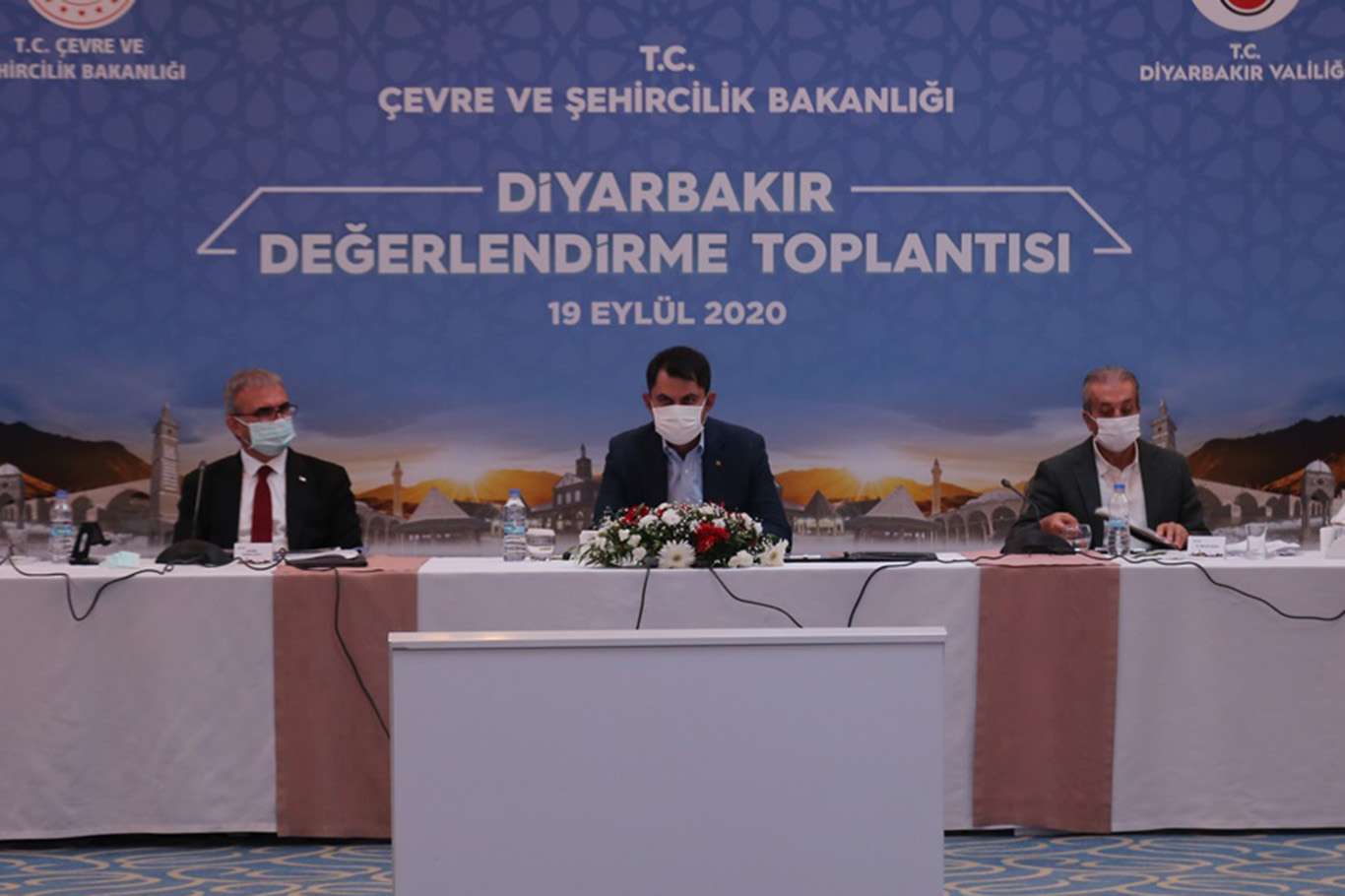 Bakan Kurum, Diyarbakır'da hayata geçirilecek projeleri açıkladı Bakan Kurum, Diyarbakır'da hayata geçirilecek projeleri açıkladı